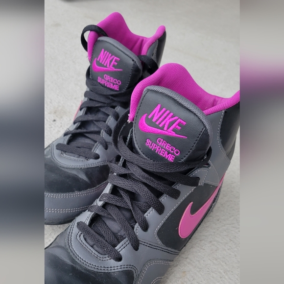 Nike Shoes (9.5) - Picture 2 of 6